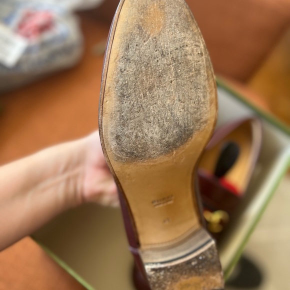 Hello, I am selling a pair of Gucci shoes in size 9. - Picture 3 of 5